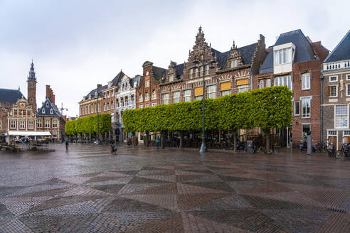 Niederlande, Nordholland, Haarlem, Häuser am leeren Grote Markt - TAMF02532