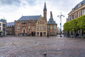 Niederlande, Nordholland, Haarlem, Leerer Grote Markt mit Rathaus im Hintergrund - TAMF02535
