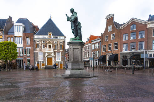 Niederlande, Nordholland, Haarlem, Statue von Johann Costerus auf dem Grote Markt - TAMF02538