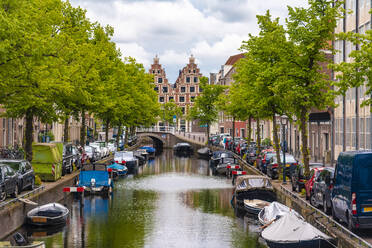 Niederlande, Nordholland, Haarlem, Boote am Stadtkanal vertäut - TAMF02542
