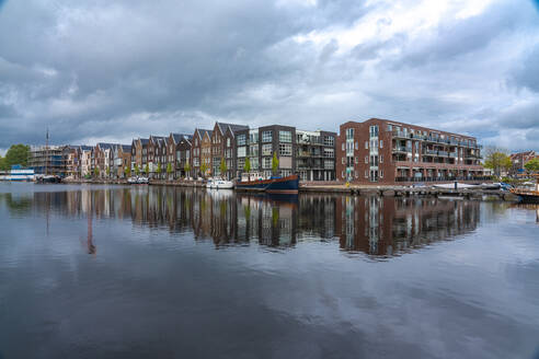 Niederlande, Nordholland, Haarlem, Häuser entlang des Spaarne-Kanals - TAMF02549