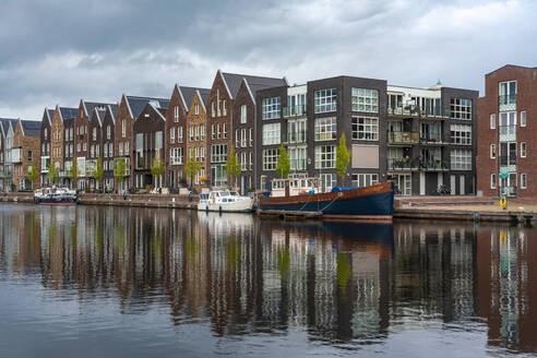 Niederlande, Nordholland, Haarlem, Häuser entlang des Spaarne-Kanals - TAMF02550