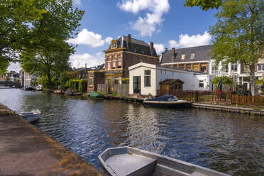 Niederlande, Südholland, Leiden, Boote und Häuser entlang des Stadtkanals - TAMF02553