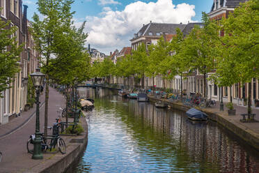 Niederlande, Südholland, Leiden, Boote und Fahrräder entlang des Stadtkanals - TAMF02567
