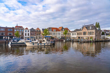 Netherlands, South Holland, Leiden, Small harbor in De Kooi neighborhood - TAMF02570