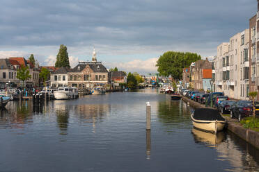 Netherlands, South Holland, Leiden, Small harbor in De Kooi neighborhood - TAMF02571