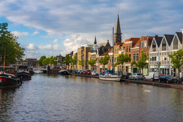 Netherlands, South Holland, Leiden, Townhouses and canal by Herengracht street - TAMF02572