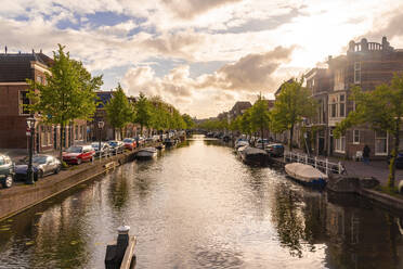 Niederlande, Südholland, Leiden, Oude Rijn-Kanal bei Sonnenuntergang - TAMF02573