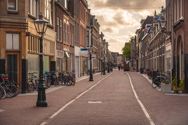 Niederlande, Südholland, Leiden, Haarlemmerstraat Straße in der Abenddämmerung - TAMF02574