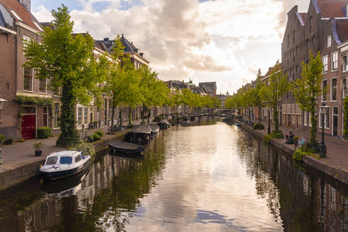 Niederlande, Südholland, Leiden, Oude Rijn-Kanal bei Sonnenuntergang - TAMF02577