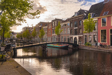 Niederlande, Südholland, Leiden, Brücke und historische Häuser am Oude Rijn Kanal - TAMF02579