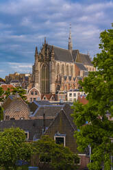 Netherlands, South Holland, Leiden, Houses in front of Hooglandse Kerk cathedral - TAMF02581
