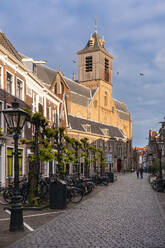 Niederlande, Südholland, Leiden, Kopfsteinpflasterstraße vor der Hooglandse Kerk Kathedrale - TAMF02585