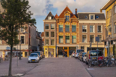 Niederlande, Südholland, Leiden, Häuser im Zentrum der alten Stadt - TAMF02587