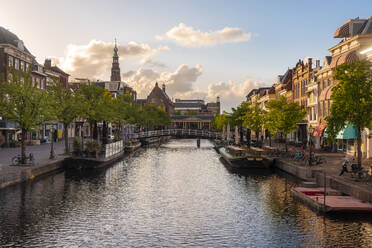 Netherlands, South Holland, Leiden, Koornbrug and Nieuwe Rjin canal at dusk - TAMF02588