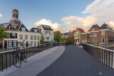 Niederlande, Südholland, Leiden, Catharinabrug mit alten Stadthäusern im Hintergrund - TAMF02589