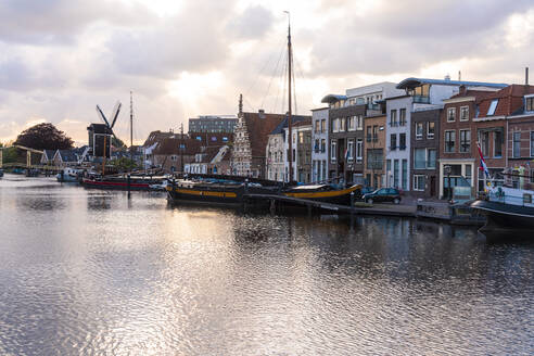 Niederlande, Südholland, Leiden, Segelboot im alten Hafen von Galgewater vertäut - TAMF02590