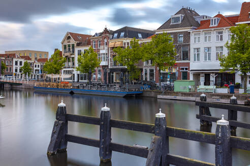 Niederlande, Südholland, Leiden, Schiffsdock und Hafen am Beestenmarkt - TAMF02593