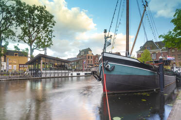 Niederlande, Südholland, Leiden, Segelboot im alten Hafen von Galgewater vertäut - TAMF02596