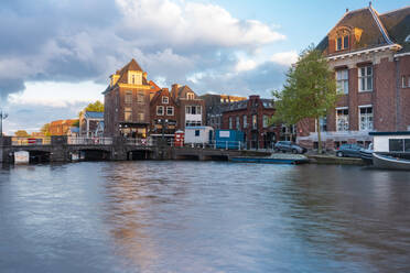 Niederlande, Südholland, Leiden, Brücke und Häuser im alten Hafen von Galgewater - TAMF02598