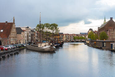 Netherlands, South Holland, Leiden, Sailboat moored in old harbor by Galgewater - TAMF02599