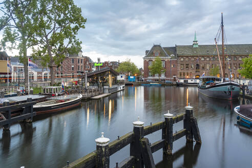 Niederlande, Südholland, Leiden, Boote im alten Hafen von Galgewater vertäut - TAMF02600