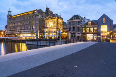 Niederlande, Südholland, Leiden, Catharinabrug in der Abenddämmerung mit alten Stadtgebäuden im Hintergrund - TAMF02607
