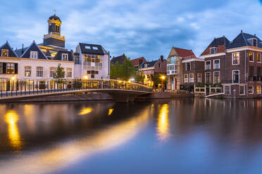 Niederlande, Südholland, Leiden, Catharinabrug über den Oude Rijn Kanal in der Abenddämmerung - TAMF02608