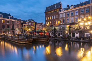 Niederlande, Südholland, Leiden, Cafés am Rande des Nieuwe Rjin-Kanals in der Abenddämmerung - TAMF02609