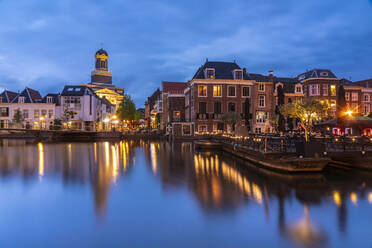 Niederlande, Südholland, Leiden, Gebäude am Nieuwe Rjin-Kanal in der Abenddämmerung - TAMF02610