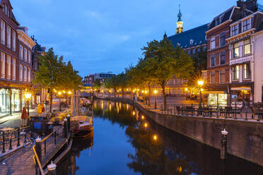 Niederlande, Südholland, Leiden, Langzeitbelichtung des Nieuwe-Rijn-Kanals in der Abenddämmerung - TAMF02612