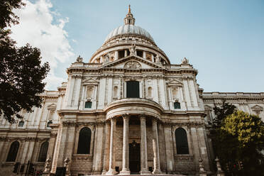 Von unten Aufnahme der schönen Fassade der berühmten St Paul's Cathedral an einem sonnigen Tag in London, England - ADSF03021