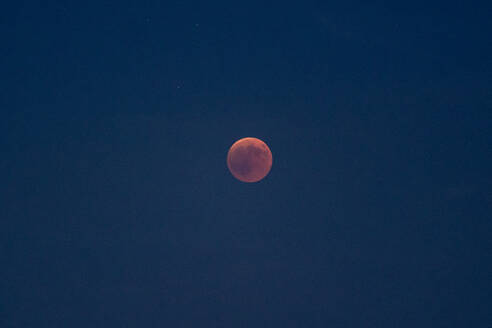 Erstaunlicher Blutmond am dunklen Nachthimmel während einer Sonnenfinsternis in Madrid, Spanien - ADSF03034