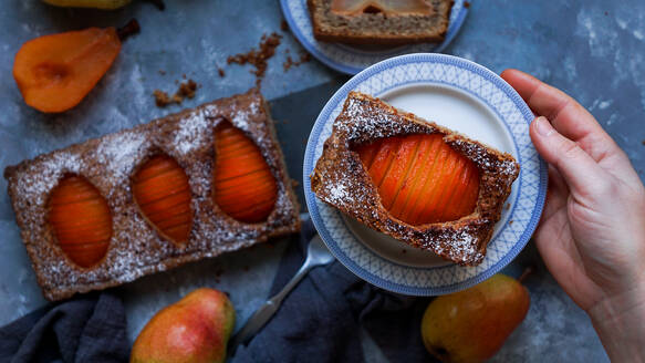 Birnenkuchen und Früchte auf dem Tisch - ADSF03036