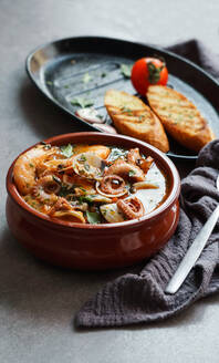 Suppe von Tintenfisch und Krabben in der Nähe von Toasts und Löffel - ADSF03040