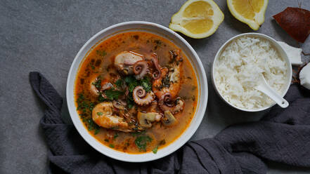 Suppe von Tintenfisch und Krabben mit Reis und Zitrone - ADSF03047