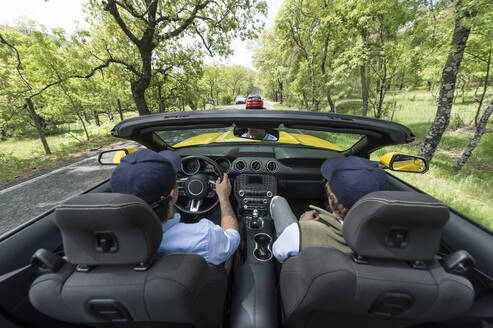 Männer fahren in einem modernen Auto - ADSF03073