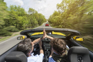 Männer fahren in einem modernen Auto - ADSF03076