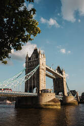 LONDON, VEREINIGTES KÖNIGREICH - 23. OKTOBER 2018: Malerischer Blick auf die schöne Tower Bridge, die die Themse an einem wunderschönen bewölkten Tag in London, England, überquert - ADSF03083