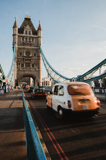 LONDON, VEREINIGTES KÖNIGREICH - 23. OKTOBER 2018: Autos und Menschen auf der alten Brücke - ADSF03084