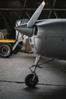 Nahaufnahme der Luftschraube am Bug eines kleinen Flugzeugs im Hangar - ADSF03102