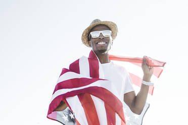 Fröhlicher schwarzer Mann mit amerikanischer Flagge - ADSF03115