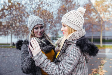 Blondes Mädchen spiegelt sich in einem Glas - ADSF03171