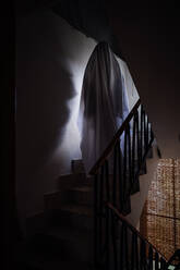 Als Gespenst verkleidete Person zu Halloween - ADSF03191