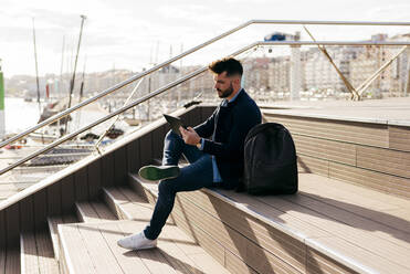 Stilvoller Mann mit Tablet im Hafen - ADSF03266