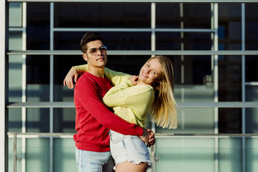 Young couple hugging in city - ADSF03463