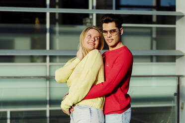 Junges Paar, das sich in der Stadt umarmt - ADSF03465