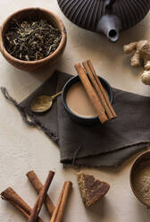Orientalische Tasse Tee Chai, seine Zutaten mit Milch, Zimt, Ingwer, weißem Pfeffer und Kardamom - ADSF03530