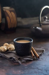 Orientalische Tasse Tee Chai, seine Zutaten mit Milch, Zimt, Ingwer, weißem Pfeffer und Kardamom - ADSF03531