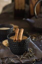 Orientalische Tasse Tee Chai, seine Zutaten mit Milch, Zimt, Ingwer, weißem Pfeffer und Kardamom - ADSF03532
